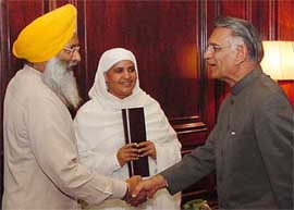 SGPC chief Bibi Jagir Kaur and Shiromani Akali Dal (Badal) leader S.S. Dhindsa meet the Union Home  Minister, Mr Shiv Raj Patil, at his office in New Delhi on Wednesday. 