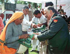The Army Vice-Chief, Lieut-Gen Shantonu Chaudhary, felicitates a war widow of the Rezangla battle of 1962, in Rewari