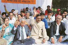 Members of the BJP at a dharna in front of Luxmi Narayan Mandir, Sector 20, Chandigarh, on Saturday protest against police remand of Shankaracharya of Kanchi Mutt.