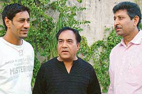 Singer-cum-actor Harbhajan Mann, TV artiste Vinod Sharma and Punjabi film producer, Iqbal Dhillon express their resentment against step-motherly treatment to Punjabi films