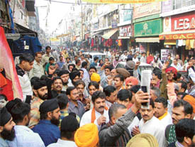 Workers of the BJP and other Hindu organisations take out a procession against the arrest of Kanchi Shankaracharya Swami Jayander in Ludhiana