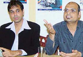 Sandesh Shandilya, music director and Irshad Kamil, lyricist of Hindi film Socha Na Tha at a press conference in Chandigarh
