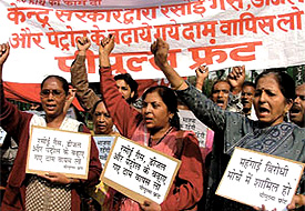 Activists of Peoples Front protesting against the hike in prices of petroleum products at Jantar Mantar in the Capital on Tuesday