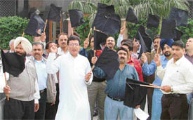 Development officers of the LIC hold a black-flag demonstration in Ludhiana on Tuesday