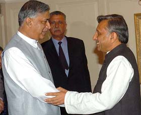Union Minister for Petroleum and Natural Gas Mani Shankar Aiyar shakes hands with Pakistan Prime Minister Shaukat Aziz in New Delhi