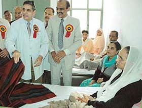 Prof K.K. Talwar, Director, PGI, distributes blankets at Lifeline Rotary Sarai on the PGI campus