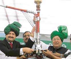 Nawab Shazadali Khan of Pakistan, who handed over the belongings of Sir Chhotu Ram to Haryana, is welcomed by Chief Minister Om Prakash Chautala at a public meeting at Garhi Sampla in Haryana on Wednesday. 
