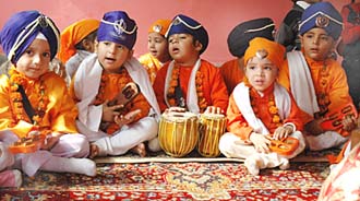 Children of Kiddies Paradise perform kirtan on the martyrdom day of Guru Tegh Bahadur in the school in Ludhiana on Wednesday.