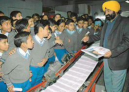 Jaspal Bhatti interacts with students of Tribune Model High School, Sector 29, Chandigarh, during their visit at The Tribune office on Thursday. 