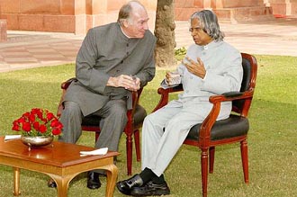 President APJ Abdul Kalam and Aga Khan sit at the famous Mughal Gardens of Rashtrapati Bhavan in New Delhi on Thursday. 