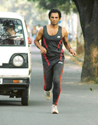 Arun Kumar Bhardwaj on his way back to Delhi as part of his 550km run from Delhi to Chandigarh and back, in Chandigarh on Saturday.