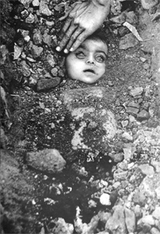 Burial of an unknown child: This unknown child has become the icon of the worlds worst industrial disaster, caused by the U.S. chemical company, Union Carbide. No one knows his parents, and no one has come forward to claim this photograph.