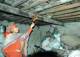 A sister of the deceased points towards the place from where Hari tried to hang himself