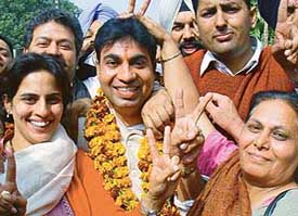 Congress candidate H.S. Lucky, flanked by wife and his mother, flashes victory sign after his election as Councillor of Ward 11 of the Municipal Corporation in Chandigarh