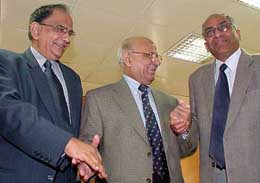 Former Chief Justice and Chief Election Commissioner of Pakistan Irshad Hassan Khan is flanked by Chief Election Commissioner T. S. Krishnamurthi and Election Commissioner B. B. Tandon at the Election Commission in New Delhi 
