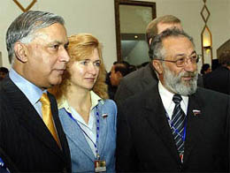 Pakistan's Prime Minister Shaukat Aziz stands with Elena Kondakova and Arthur N. Chilingarov from the Russian Duma during the inaugural session