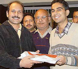 Mr Arun Batta, owner of a restaurant, Sector 19 returns belongings of Mr Krishan Gopal to the latter's son Mr Neeraj. 