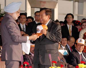 Dr Manmohan Singh with other Asean leaders in Vientiane, Laos