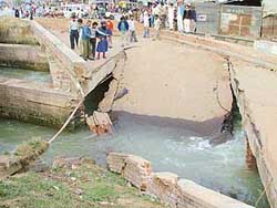 The collapsed half of the Gill road bridge over Sidhwan Canal. 