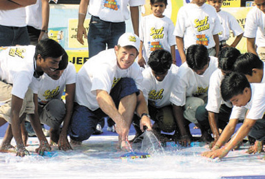 Legendary South African fielder Jonty Rhodes washes the largest stain to reveal Rs 1 lakh 
