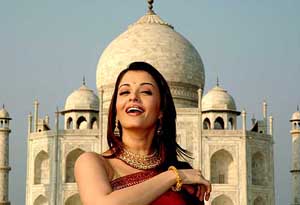 Aishwarya Rai poses in front of the Taj Mahal 