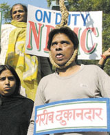 Congress leader Subhash Gupta demonstrating against the NDMC move to remove vendors and shopkeepers in the Capital