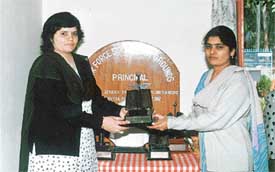 Ms Maneesha Khandekar, President, AFWWA, presents the second best AF School trophy to Ms Y. Sujata Rao, Principal, AF School, High Grounds