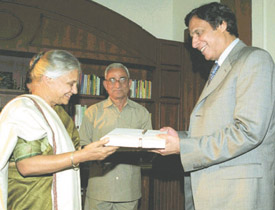 Delhi CM Sheila Dikshit with her Pakistani counterpart, Parvez Ilahi, in the Capital on Monday
