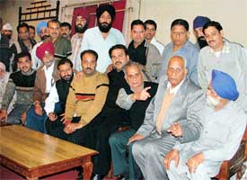 Mr Sanjay Talwar, councillor, Ward No. 51, along with other area residents addresses a news conference in Ludhiana on Monday
