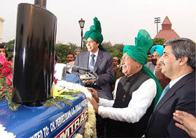 Haryana Chief Minister Om Prakash Chautala presents a tractor to Chief Minister of West Punjab Pervaiz Elahi in Gurgaon