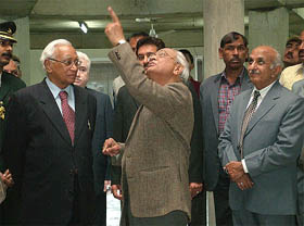 Guru Jambeshwar University (GJU) Vice-Chancellor Vishnu Bhagwan (centre) explains a point to Haryana Governor A.R. Kidwai, while HAU Vice-Chancellor M.K. Miglani looks on, at the GJU in Hisar