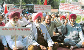 Activists of the Punjab Kisan Sabha hold a dharna at the mini secretariat in Ludhiana on Wednesday. 