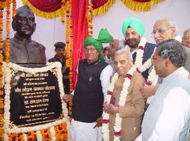 Haryana Chief Minister Om Prakash Chautala unveils the statue of former Punjab Chief Minister Bhim Sen Sachar in Panipat on Friday