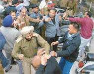 SP-City Pritam Singh beats up a BJP worker 