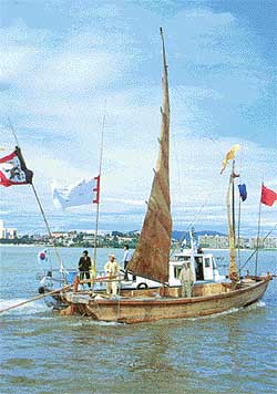 A traditional sailboat and a motorboat on the Han-gang river