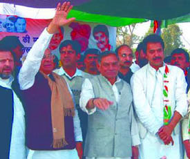 Mr Bhajan Lal and Mr Janardhan Dwivedi greet the crowd at a rally in Bhiwani on Sunday while Mr Kuldeep Bishnoi, MP