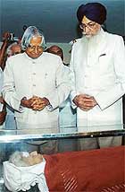 President A.P.J.Abdul Kalam and Tamil Nadu Governor S.S. Barnala pay respect to the mortal remains of legendary Carnatic vocalist M.S. Subbulakshmi in Chennai on Sunday. 