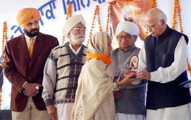 BJP President Lal Krishan Advani honours the next of kin of Army jawans on the occasion of the 13th death anniversary of Shaheed Ram Parkash Prabhakar in Qadian, near Amritsar