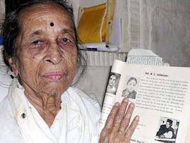 Noted vocalist Gangubai Hangal seen expressing her grief over the death of Carnatic music legend M. S. Subbulakshmi