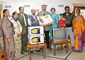 Winners of Spice sawaal ek lakh ka with their prizes in Chandigarh on Tuesday. Eighteen winners from Hoshiarpur, Kapurthala, Ludhiana, Jalandhar, Amritsar and Chandigarh took home microwaves, washing machines, colour TV and cash vouchers for Rs 11,000.