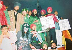 The society organises plays with scientific themes to educate the masses about the 'reality' of superstitions.