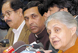 Chief Minister Sheila Dikshit along with her cabinet ministers addressing a press conference 