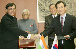 South Korean Foreign Ministry Director-General for Cultural Affairs Park Heung-Shin shakes hands with Indian envoy Partha S. Ray during a signing ceremony on the 2004-2007 cultural exchange programme between the two countries in Seoul on Wednesday.
