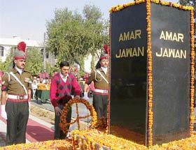 Patiala DC Tejveer Singh lays a wreath at the War Memorial in Patiala on the occasion of Vijay Divas