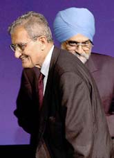 Nobel laureate Amartya Sen with Deputy Chairman of the Planning Commission Montek Singh Ahluwalia (behind) in New Delhi on Friday where Sen delivered the lecture on India: large and small. 