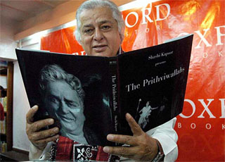 Veteran bollywood actor Shashi Kapoor reads his book The Prithiwalahs at a book stall in Kolkata on Saturday. 
