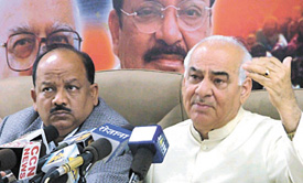 Former Delhi BJP Chief Minister Madan Lal Khurana and Delhi Pradesh BJP president Harsh Vardhan addressing a press conference in the Capital on Saturday