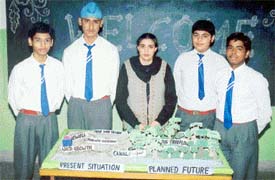 From left  Parag Jain, Prabh Kiran Singh, Ms Amrinder Kaur Bedi, Leon Bassi and Sidhant Srivastava of Sacred Heart School with their model