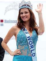 Peruvian Miss World contest winner Maria Julia Mantilla waves to reporters before a news conference in Lima, Peru, on Friday. Mantilla arrived in Peru on Friday after winning the Miss World contest in Chinas tropical Hainan Island on December 5. 