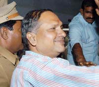 Appu, alias Krishnasamy,  is being brought to the Kancheepuram Metropolitan Majistrate court